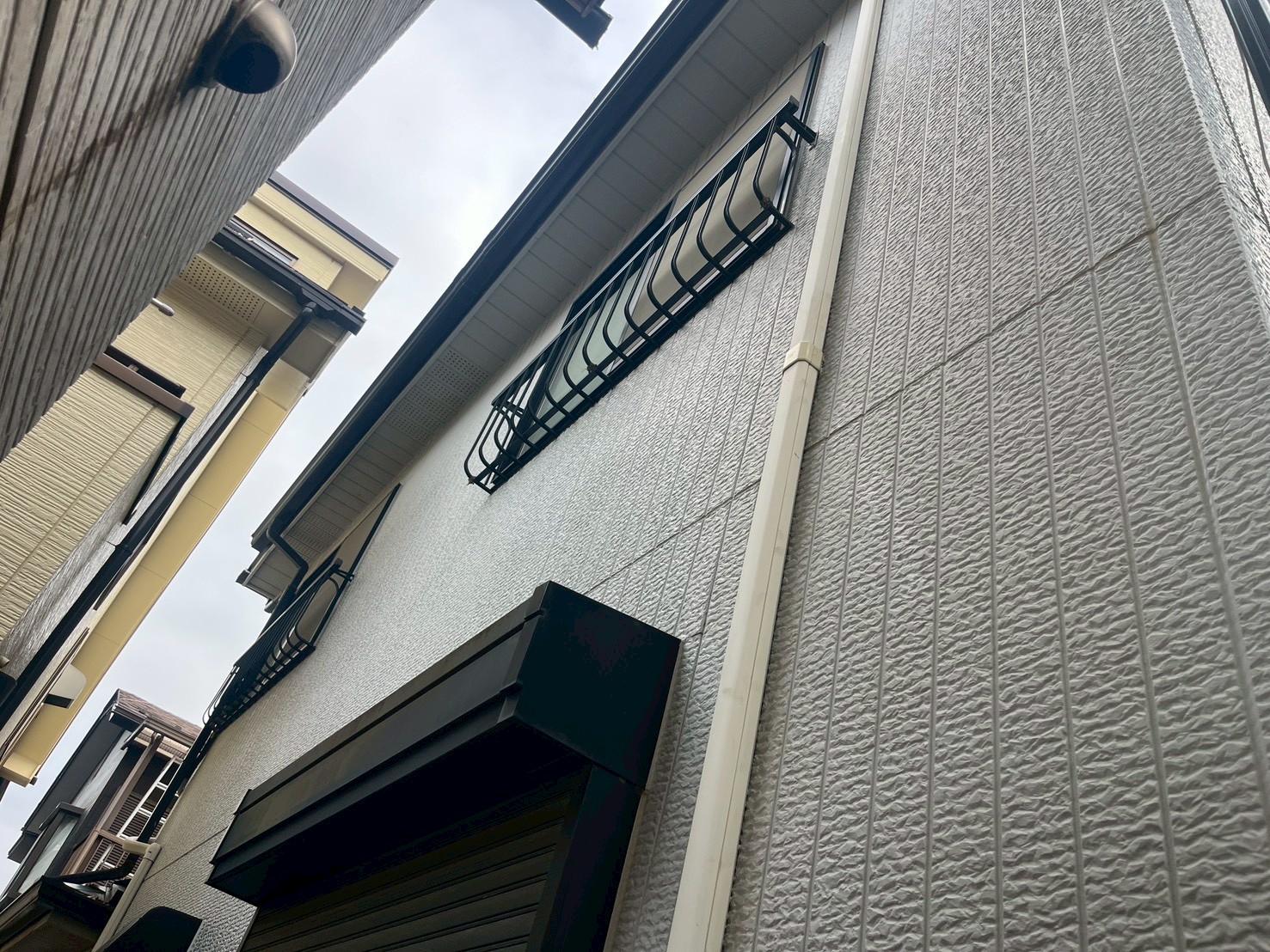 建物の裏側の外壁をチェック中